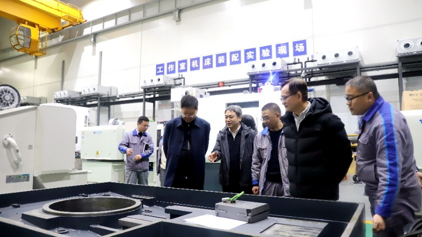 “重庆智能制造装备技术路径与发展战略研究”项目组前往雷火集团调研