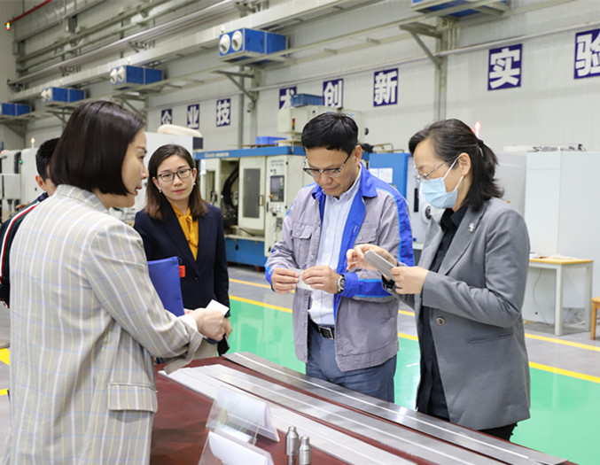 重庆市总工会副主席孙玉涛、机械冶金工会主席胡春晓一行到雷火集团调研指导工会工作